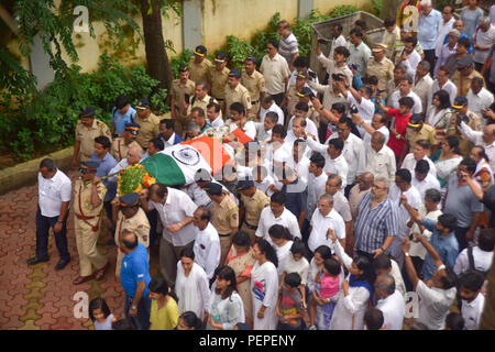 Mumbai, Maharashtra, Inde. Août 17, 2018. (NOTE DU RÉDACTEUR : Image représente la mort.) le corps d'Wadekar Ajit menées par la police et les membres de la famille rencontres lors de ses funérailles. Ajit Wadekar l'ancien capitaine de l'équipe de cricket indienne a été incinéré avec état plein honneur à Mumbai. Credit : Sandeep Rasal SOPA/Images/ZUMA/Alamy Fil Live News Banque D'Images