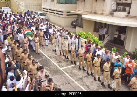 Mumbai, Maharashtra, Inde. Août 17, 2018. (NOTE DU RÉDACTEUR : Image représente la mort.) le corps d'Wadekar Ajit menées par la police et les membres de la famille rencontres lors de ses funérailles. Ajit Wadekar l'ancien capitaine de l'équipe de cricket indienne a été incinéré avec état plein honneur à Mumbai. Credit : Sandeep Rasal SOPA/Images/ZUMA/Alamy Fil Live News Banque D'Images