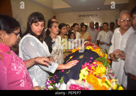 Mumbai, Maharashtra, Inde. Août 17, 2018. (NOTE DU RÉDACTEUR : Image représente la mort.) Wadekar payer la famille respect final avant du cortège funéraire. Ajit Wadekar l'ancien capitaine de l'équipe de cricket indienne a été incinéré avec état plein honneur à Mumbai. Credit : Sandeep Rasal SOPA/Images/ZUMA/Alamy Fil Live News Banque D'Images