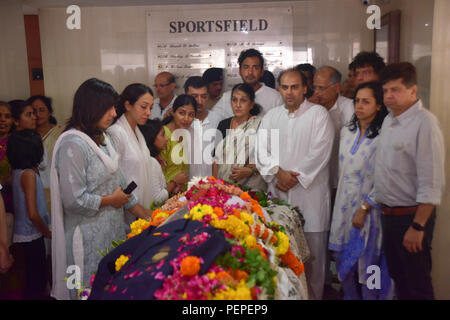 Mumbai, Maharashtra, Inde. Août 17, 2018. (NOTE DU RÉDACTEUR : Image représente la mort.) Wadekar payer la famille respect final avant du cortège funéraire. Ajit Wadekat l'ancien capitaine de l'équipe de cricket indienne a été incinéré avec état plein honneur à Mumbai. Credit : Sandeep Rasal SOPA/Images/ZUMA/Alamy Fil Live News Banque D'Images