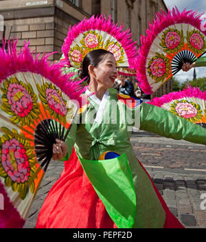 Édimbourg, Écosse, Royaume-Uni 17 août 2018. Edinburgh Fringe Royal Mile ajouter de la couleur aux membres de High Street de Soon Chun Hyang Uni Drama anglais promouvoir leur joyeuse et jamais trop grave les épouses Joyeuses de Séoul comme une nouvelle adaptation des épouses Joyeuses de Windsor, la comédie d'amour et de mariage de Shakespeare. Banque D'Images