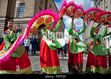 Édimbourg, Écosse, Royaume-Uni 17 août 2018. Edinburgh Fringe Royal Mile ajouter de la couleur aux membres de High Street de Soon Chun Hyang Uni Drama anglais promouvoir leur joyeuse et jamais trop grave les épouses Joyeuses de Séoul comme une nouvelle adaptation des épouses Joyeuses de Windsor, la comédie d'amour et de mariage de Shakespeare. Banque D'Images