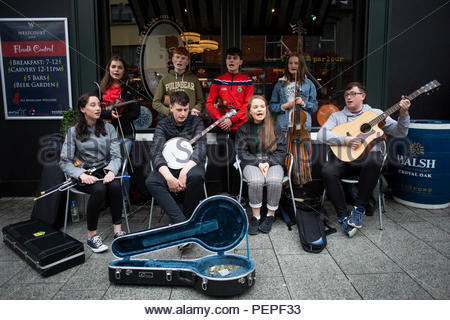 Drogheda, Irlande. 17 août 2018. Le groupe d'un Chrannóg, un groupe folklorique de Gwedore dans le comté de Donegal, chanter une chanson traditionnelle irlandaise dans la région de West Street à Drogheda, où cette année, le Fleadh Cheoil est en cours. Le Fleadh est l'Irlande's premier festival de musique traditionnelle. Crédit : la double couche/Alamy Live News Banque D'Images
