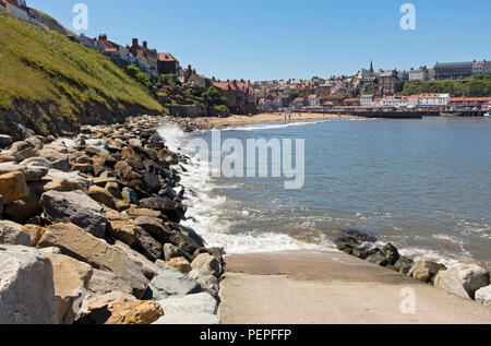 Plage et port de Tate Hill en été Whitby station balnéaire en bord de mer North Yorkshire Angleterre Royaume-Uni GB Grande-Bretagne Banque D'Images