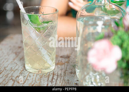 Une boisson à la menthe et des pailles dans les verres Banque D'Images