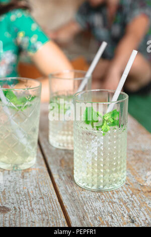 Trois boissons à la menthe et des pailles dans les verres Banque D'Images