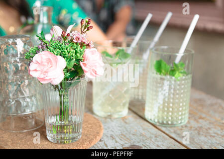Deux boissons à la menthe et des pailles dans les verres Banque D'Images
