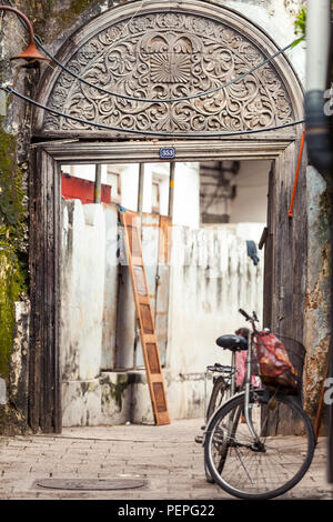 Stone Town, Zanzibar, 13 Janvier - 2015 : vieille porte en bois sculpté dans la ruelle. Banque D'Images