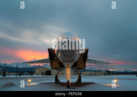 Le soleil se lève sur les montagnes Chugach, avec vue sur le parc du patrimoine à Joint Base Elmendorf-Richardson, Alaska, le 19 janvier 2016. En janvier, l'Alaska est en moyenne six heures de lumière du jour, mais en quatre minutes par jour. (U.S. Photo de l'Armée de l'air par le sergent. Sheila deVera) Banque D'Images