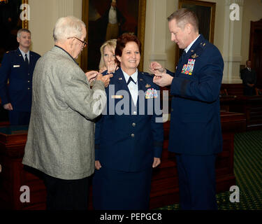 Edward Ferrell, Brig. Gen. Dawn M. Ferrell du père, et Brigue. Le général David McMinn, commandant de la Garde nationale aérienne du Texas, broche sur son nouveau grade au cours de sa cérémonie de promotion du 15 janvier 2016, dans la salle du Sénat du Capitole du Texas. Texas Gov. Greg Abbott nommé Ferrell comme l'adjudant général adjoint - Air pour le Texas du ministère militaire de la Garde nationale aérienne du Texas. Ferrell est la première femme à détenir le grade d'officier général dans l'TXANG. (Photo de la Garde nationale aérienne 1er lieutenant Alicia Lacy/libérés) Banque D'Images