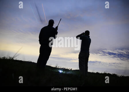 Le s.Joseph Pico, un instructeur d'armes de combat avec le 106e Escadron des Forces de sécurité, et le sergent. Brian Alfano, une survie, évasion, résistance et fuite (SERF) instructeur avec le 103e Escadron de sauvetage, (les deux partie de la 106e Escadre de sauvetage) dans un guide HC-130 Hercules lors d'une descente ensemble un vol d'entraînement à la Homestead Air Reserve Base, en Floride, le 19 janvier 2016. (U.S. Le sergent-major de la Garde nationale aérienne. Christopher S. Muncy / relâché) Banque D'Images