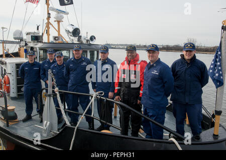 Le lieutenant-gouverneur. Boyd K. Rutherford (orange) pose avec les membres de l'équipage de la garde-côte de caler au cours de la visite du lieutenant gouverneur à bord de la faucheuse amarré jusqu'à Curtis Bay dans le Maryland, le mercredi, 20 janvier 2016. Rutherford a visité avec les équipages de la Garde côtière canadienne, Baltimore Secteur Gare Curtis Bay et le cutter cale. (U.S. Photo de la Garde côtière canadienne par l'officier marinier David R. Marin) Banque D'Images