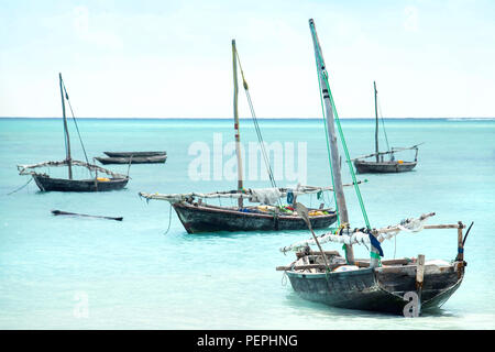 Bateaux Dhow à Zanzibar. Bateaux à voile en mer sur l'île de Zanzibar. Banque D'Images