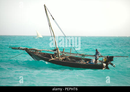 Stone Town, Zanzibar, 24 Janvier - 2015 : Dhow Bateau à voile en mer. Banque D'Images