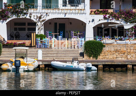 Détail Restaurant ; Marina dell'Orso di Poltu Quatu, Sardaigne, Italie. Banque D'Images