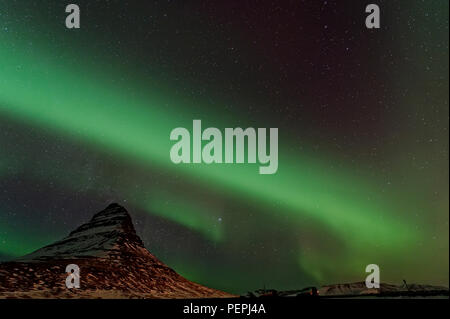 Northern Lights tourbillonnant autour de Kirkjufell, Grundarfjordur, Islande Banque D'Images