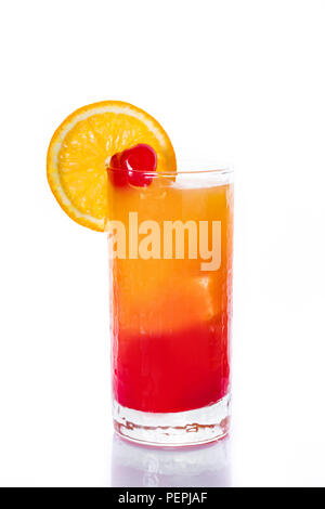 Tequila Sunrise cocktail isolé sur fond blanc Banque D'Images