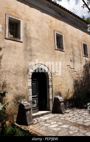 Porte VOÛTÉE DANS DANILIA VILLAGE CORFU. BOUAS Banque D'Images