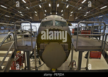 Avec la 92e et AVIATEURS 141e Escadron de maintenance travaux sur un KC-135 Stratotanker pendant la dernière inspection périodique de l'année le 9 décembre 2015, à Fairchild Air Force Base, dans l'état lors de PSE, 16 l'Armée de l'air différents codes spécialisés travaillent ensemble pour assurer l'inspection est terminée avec succès. Ces chefs d'équipage AFSCs : avionique et les troupes de la 92e Escadron de maintenance des aéronefs. (U.S. Air Force photo/ Navigant de première catégorie Mackenzie Richardson) Banque D'Images