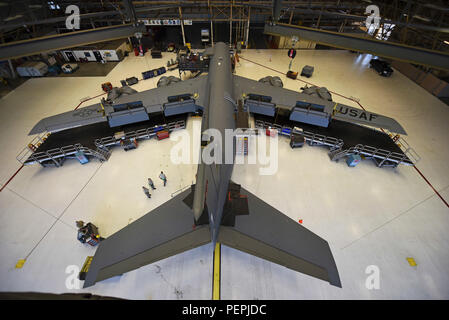 La 92e et 141e escadrons de l'entretien et le 92e Escadron de maintenance des aéronefs travailler sur la dernière inspection périodique de l'année le 9 décembre 2015, à Fairchild Air Force Base, dans l'état pendant la phase initiale de PE, les panneaux sont retirés du jet et les aviateurs chercher des divergences. Environ 1 200 actions de maintenance sont trouvés et complété tout au long de l'EP. (U.S. Air Force photo/Mackenzie Richardson Navigant de première classe) Banque D'Images