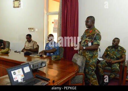 160121-N-UE250-004 Accra, Ghana (janv. 21, 2016) Le Colonel Eric Aggray-Quashie, directeur des relations publiques, donne mot d'ouverture d'un atelier pour les affaires publiques de la Marine américaine et les forces militaires du Ghana à Accra, Ghana, 21 janvier 2016. Au cours de l'événement, réalisée dans le cadre du Partenariat de l'Afrique, les membres en service de chaque nation, partagé des idées et pratiques opérationnelles standard de la mission des affaires publiques. La station du Partenariat pour l'Afrique est un programme de renforcement des capacités de collaboration, avec diverses nations travaillent de concert avec les partenaires africains pour renforcer la sûreté maritime. (U.S. Photo b marine Banque D'Images