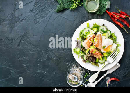 Salade avec du thon et des oeufs au plat , Salade de régime Banque D'Images