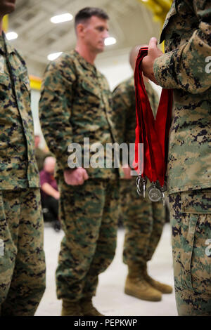 Les Marines du 11e Régiment de Marines célébrer Saint Barbara's Day--le saint patron de l'Artillerie--à Las Pulgas, Camp Pendleton, Californie, le 21 janvier 2016.L'honorable Ordre de Saint Barbara est décerné aux personnes qui ont démontré le plus haut niveau d'intégrité et de moralité, affiche un excellent niveau de compétence professionnelle et servi l'Artillerie avec désintéressement," explique le GySgt. Daniel J. Brennan, un homme d'opérations d'artillerie de siège avec Batterie, 11e Régiment de Marines. (Marine Corps photo par le Cpl. L. Avril :/) Parution Banque D'Images