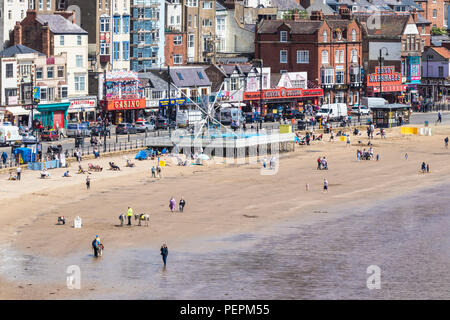 Les vacanciers sur la plage de scarborough beach south bay beach North Yorkshire yorkshire uk SCARBOROUGH Scarborough angleterre uk go europe Banque D'Images