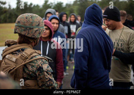 1er lieutenant Bridgett Soares sépare les joueurs dans le rôle de citoyens américains et étrangers au cours d'une opération d'évacuation de non exercice de formation, le 21 janvier 2016, sur le Camp Hansen, Okinawa, Japon. Bataillon de logistique de combat avec des Marines, 31e Marine Expeditionary Unit, a mené la formation dans le cadre de la 31e unité expéditionnaire de Marines du MEU Exercice II. NEO'S sont utilisés pour évacuer les citoyens américains à partir de zones dangereuses, si le danger est d'une catastrophe naturelle ou d'activités terroristes. Soares, un natif de San Diego, est l'officier responsable de la Police militaire, du bec du Détachement 31, 31e MEU. (U. Banque D'Images