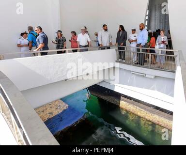 Et les anciens joueurs de la NFL tour l'USS Arizona Memorial à Pearl Harbor, Hawaï, le 26 janvier 2016. Le monument est construit sur l'épave submergée de l'USS Arizona (BB 39) où un grand nombre des 1 177 membres d'équipage ont été tués lorsque les forces navales japonaises ont bombardé Pearl Harbor le 7 décembre 1941. Joueurs de la NFL sont à Honolulu pour le Pro Bowl 2016 qui se tient à l'Aloha Stadium le 31 janvier. (U.S. Photo par marine Spécialiste de la communication de masse 2e classe Brian M. Wilbur/libérés) Banque D'Images
