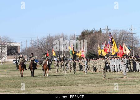 Les soldats de la 155e Brigade Combat Team, la Garde nationale du Mississippi, saluer à la fois le général de J.T. Thomson, général commandant de la Division de cavalerie, et le Major-général Michael Factures, l'ancien général commandant de la division, en tant qu'ils contrôlent la formation sur Cooper Champ à Fort Hood, au Texas, le 7 janvier. Thomson a pris le commandement de la division en tant que projets de loi se prépare à prendre ses nouvelles fonctions de l'agent principal des opérations des Forces américaines en Corée. (U.S. Photo de l'armée par le Sgt. Garett Hernandez, 1re Division de cavalerie (Affaires publiques) parution) Banque D'Images