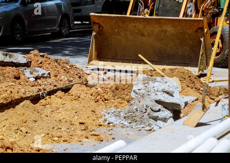 La réparation de la ligne sur les excavatrices de la reconstruction de la réfection des routes Banque D'Images