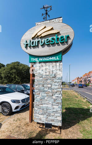 Inscrivez-vous à l'extérieur du moulin Harvester pub et restaurant à Littlehampton, West Sussex, Angleterre, Royaume-Uni. Banque D'Images