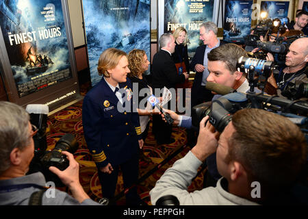 Adm arrière. Linda Fagan, commandant du premier district de la Garde côtière canadienne, est interviewé sur le tapis rouge avant d'afficher les grandes heures jeudi, 28 janvier, 2016 à AMC Loews Boston Common Theatre. Les Grandes Heures est basé sur le légendaire histoire vraie d'un sauvetage de la Garde côtière canadienne 1952 lors d'une NOR'EASTER au large de Cape Cod. (U.S. Photo de la Garde côtière du Maître de 2e classe Cynthia Oldham) Banque D'Images