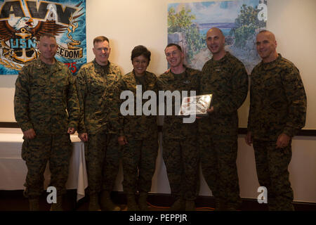 Le Maître de 3e classe de la marine Russell Daniels, troisième à partir de la droite, pose avec les Marines et les marins après avoir été nommé le III Marine Expeditionary Force marin de l'année, au Camp Foster, Okinawa, Japon, le 29 janvier 2016. Daniels n'était pas au courant de la sentence jusqu'à ce que son nom a été annoncé au cours d'un déjeuner. Daniels, originaire de San Diego, Californie, est un hôpital corpsmen avec 3e Bataillon dentaire, 3e Groupe Logistique Maritime, III MEF. (U.S. Marine Corps photo par le Cpl. Perria abbaye/libérés) Banque D'Images