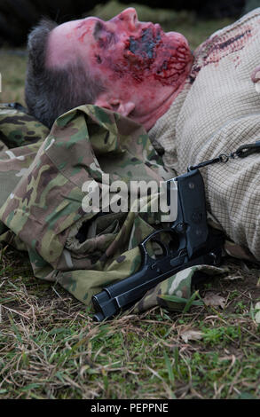 Le Lieutenant-colonel de l'armée américaine Marc Fry, chef adjoint des opérations cliniques pour le 212e de l'Hôpital de soutien au combat, simule une blessure par balle lors d'une victime 30e brigade médicale choc "Med" située à Wiesbaden, Allemagne, le 27 janvier 2016. L'exercice a réuni aux États-Unis et le personnel médical militaire allemande pour une formation intensive de quatre jours que l'événement testé les soldats sur leur préparation au déploiement des multinationales et des capacités de soutien du service médical. (DoD News photo de Tech. Le Sgt. Brian Kimball) Banque D'Images