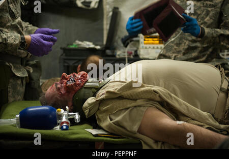 Le Lieutenant-colonel de l'armée américaine Marc Fry, chef adjoint des opérations cliniques pour le 212e de l'Hôpital de soutien au combat, simule une blessure par balle lors d'une victime 30e brigade médicale choc "Med" située à Wiesbaden, Allemagne, le 27 janvier 2016. L'exercice a réuni aux États-Unis et le personnel médical militaire allemande pour une formation intensive de quatre jours que l'événement testé les soldats sur leur préparation au déploiement des multinationales et des capacités de soutien du service médical. (DoD News photo de Tech. Le Sgt. Brian Kimball) Banque D'Images