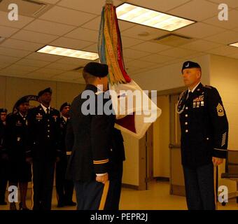 Premier domaine Medical Laboratory reçoit le prix de l'unité supérieure de l'Armée de leurs actions au cours de l'opération United au Libéria l'aide d'octobre 2014 à mars 2015. Le 1er laboratoire médical zone faisait partie de la Task Force scientifique, l'essai des échantillons d'Ebola dans six laboratoires mobiles et fournissant des résultats le jour même aux soins de santé. Le 1er Salon de laboratoires médicaux de l'armée est le seul laboratoire déployable avec pour mission d'analyser et valider les dangers pour la santé pour protéger la vigueur et fournir la validation au niveau du théâtre. Banque D'Images