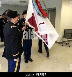 Premier domaine Medical Laboratory reçoit le prix de l'unité supérieure de l'Armée de leurs actions au cours de l'opération United au Libéria l'aide d'octobre 2014 à mars 2015. Le 1er laboratoire médical zone faisait partie de la Task Force scientifique, l'essai des échantillons d'Ebola dans six laboratoires mobiles et fournissant des résultats le jour même aux soins de santé. Le 1er Salon de laboratoires médicaux de l'armée est le seul laboratoire déployable avec pour mission d'analyser et valider les dangers pour la santé pour protéger la vigueur et fournir la validation au niveau du théâtre. Banque D'Images