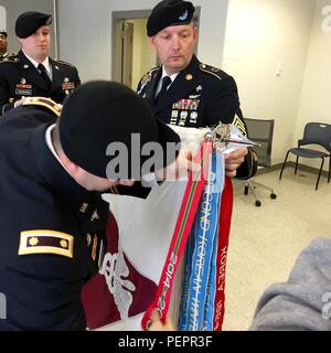 Premier domaine Medical Laboratory reçoit le prix de l'unité supérieure de l'Armée de leurs actions au cours de l'opération United au Libéria l'aide d'octobre 2014 à mars 2015. Le 1er laboratoire médical zone faisait partie de la Task Force scientifique, l'essai des échantillons d'Ebola dans six laboratoires mobiles et fournissant des résultats le jour même aux soins de santé. Le 1er Salon de laboratoires médicaux de l'armée est le seul laboratoire déployable avec pour mission d'analyser et valider les dangers pour la santé pour protéger la vigueur et fournir la validation au niveau du théâtre. Banque D'Images