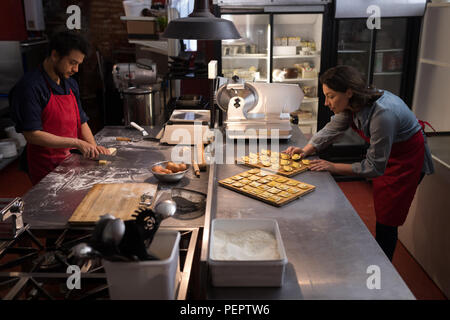 Femme Baker avec d'autres faire des pâtes Banque D'Images