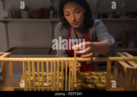 Préparer les pâtes en femelle baker bakery Banque D'Images