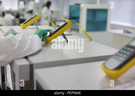 Technicien de laboratoire à l'aide d'appareil électronique Banque D'Images