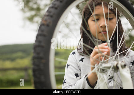 Location Réparation de fille Banque D'Images