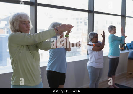 Groupe de femmes âgées performing yoga Banque D'Images