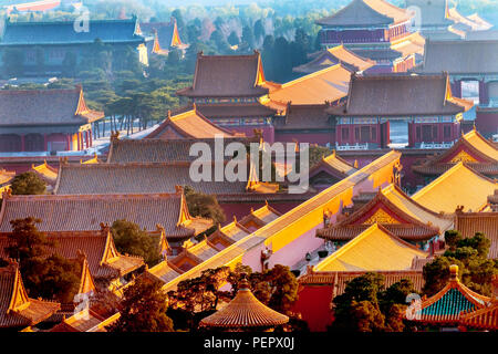 Les toits jaunes Forbidden City Beijing Chine Prise de parc Jinshang en regardant vers la Place Tiananmen des marques déposées. Banque D'Images