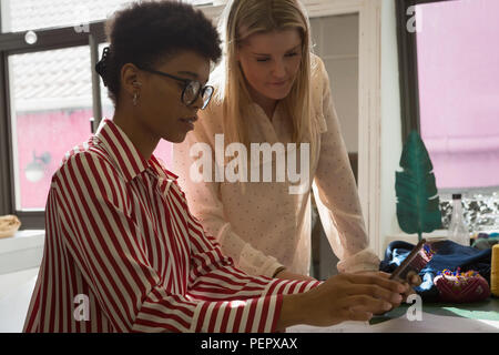 Fashion designer using digital tablet Banque D'Images