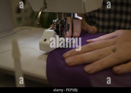 Fashion designer using machine à coudre dans fashion studio Banque D'Images
