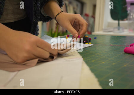 Fashion designer pinning sur tissu Banque D'Images