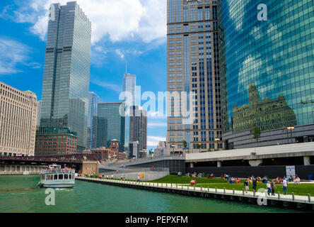 Rivière de Chicago avec le Riverwalk et entourant le centre-ville de l'architecture en été, Chicago, Illinois, États-Unis Banque D'Images